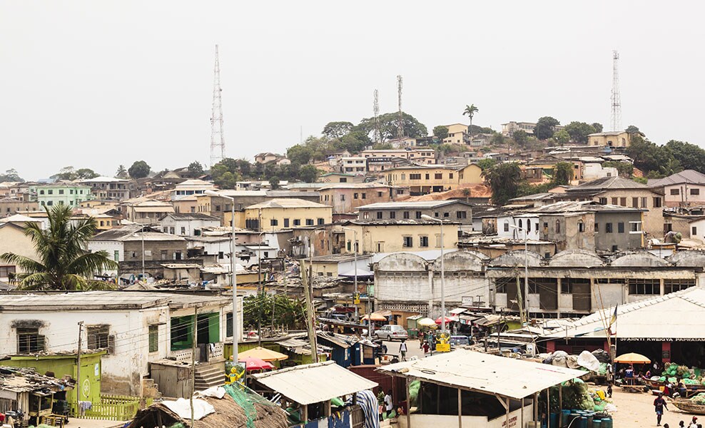 Bild eines Afrikanischen Dorfs mit Funkturm