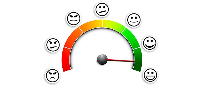 ein Mann und eine Frau, die Analyse auf einem Bildschirm betrachten