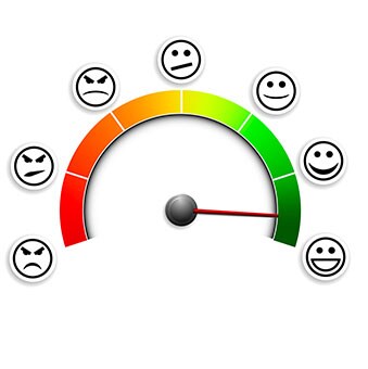 ein Mann und eine Frau, die Analyse auf einem Bildschirm betrachten