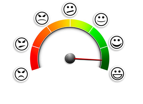 ein Mann und eine Frau, die Analyse auf einem Bildschirm betrachten