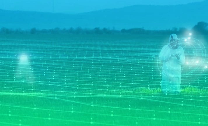 Mann auf dem Bauernhof mit einer Drohne, um ein Feld zu scannen 